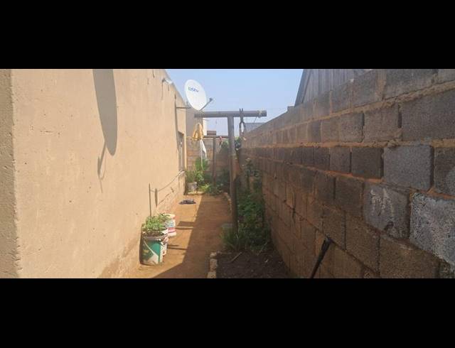 2 BEDROOM HOUSE FOR SALE IN THOKOZA EXT 2